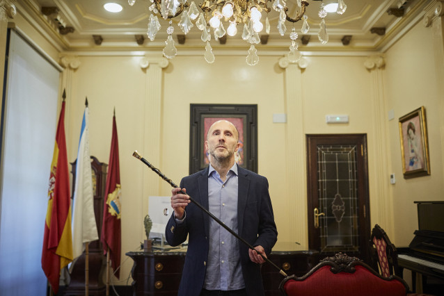 Archivo - El alcalde de Ourense, Gonzalo Pérez Jácome (DO)?, muestra el bastón de mando en la sesión de constitución del Ayuntamiento de Ourense, a 17 de junio de 2023, en Ourense, Galicia (España). Los casi 8.100 ayuntamientos españoles en los que el pas