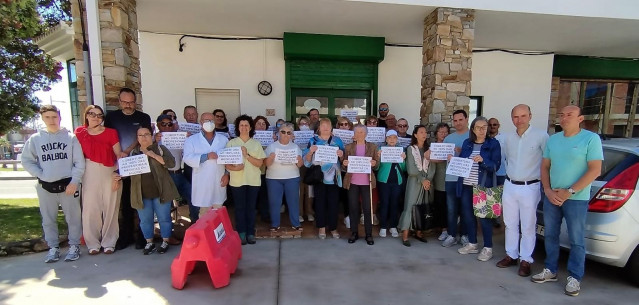 Concentración frente al ambulatorio de Aguiño, en Ribeira (A Coruña), por la falta de médicos.