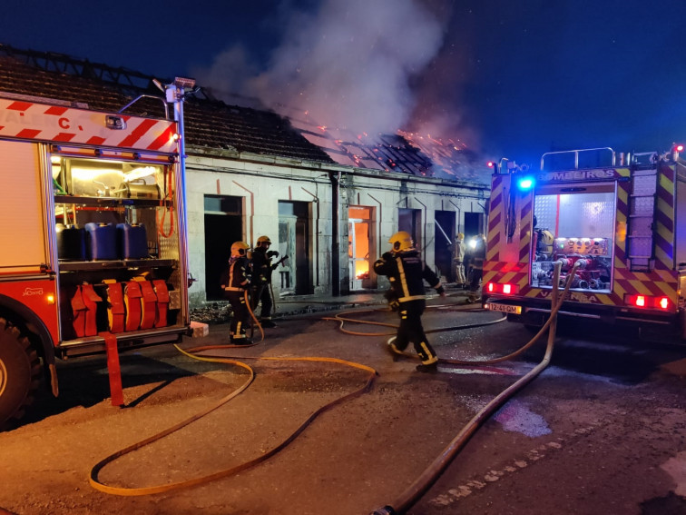 Un incendio calcina varias viviendas y bajos deshabitados en Tui