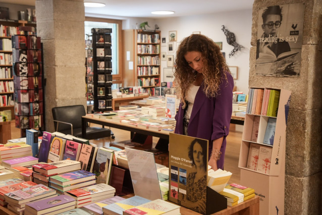 Archivo - La delegada del Gobierno en Cantabria, Ainoa Quiñones, en la Librería Gil, uno de los establecimientos adheridos al Bono Cultural Joven