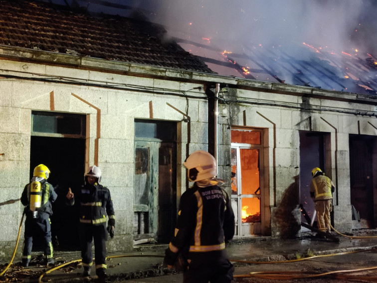 Un guardia civil resulta herido al precipitarse desde varios metros de altura durante un incendio en Tui