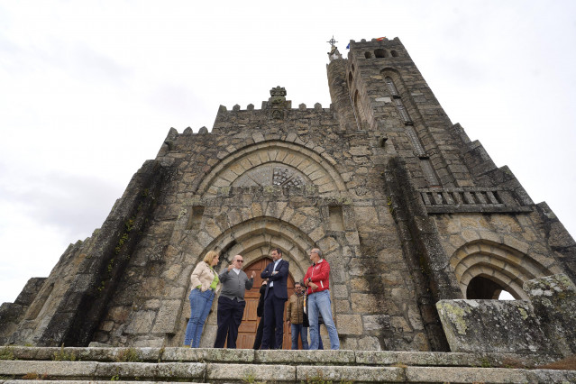 Visita del conselleiro de Cultura, Lingua e Xuventude, José López Campos, al Templo Votivo del Mar, en Panxón, Nigrán (Pontevedra).