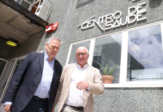 El conselleiro de Sanidade, Antonio Gómez Caamaño, y el alcalde de Noia (A Coruña), Santiago Freire, visita el centro de salud del municipio.