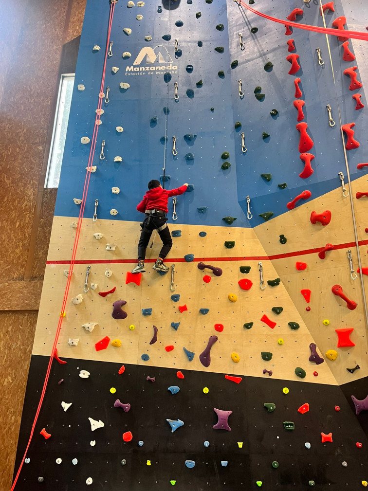 La Estación de Montaña inaugura un rocódromo de ocho metros y acogerá el Open de Escalada