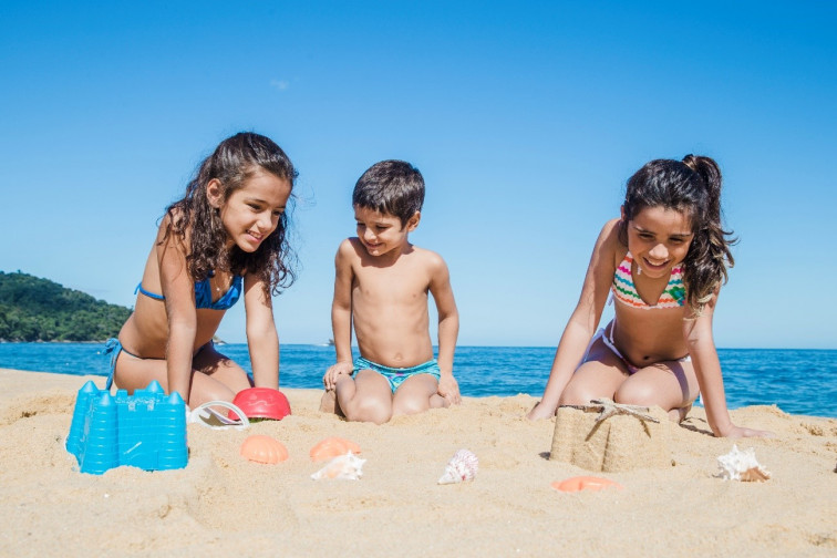 Otitis, insolación, picaduras de medusa...Quirónsalud destaca las dolencias comunes de los pequeños en verano