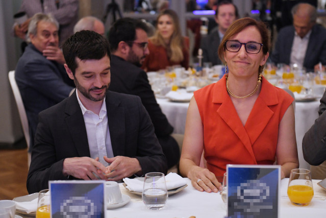 El ministro de Derechos Sociales y Agenda 2030, Pablo Bustinduy, y la ministra de Sanidad, Mónica García, durante el desayuno informativo del Foro Salud de Nueva Economía Fórum, en el Hotel Mandarin Oriental Ritz, a 24 de junio de 2024,