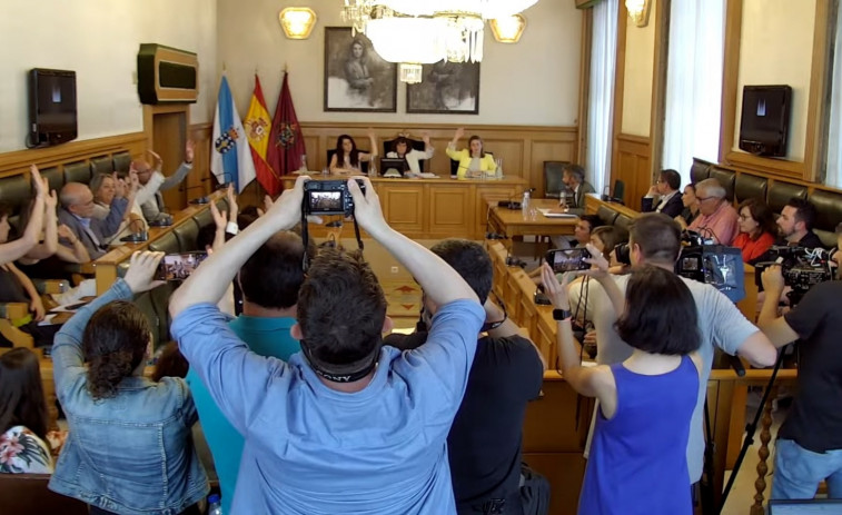 Santiago limita los pisos turísticos al votar los concejales del PSOE contra la línea del partido