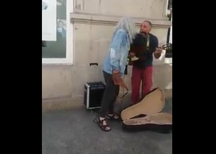 Yosi, de Los Suaves, un dúo en plena calle