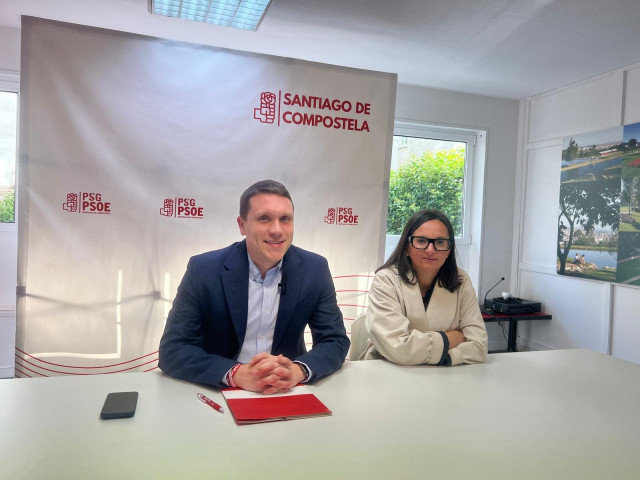 El secretario xeral del PSOE compostelano, Aitor Bouza, y la vicesecretaria, Marta Álvarez Santullano