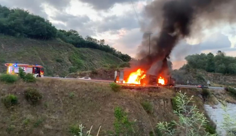 Herido un bombero por un golpe de calor en el incendio de un camión en la A-52 en Toén (vídeo)