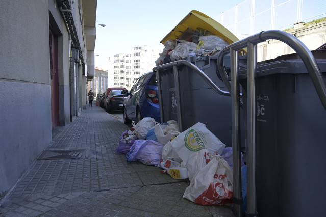 Archivo - Contenedores con basura