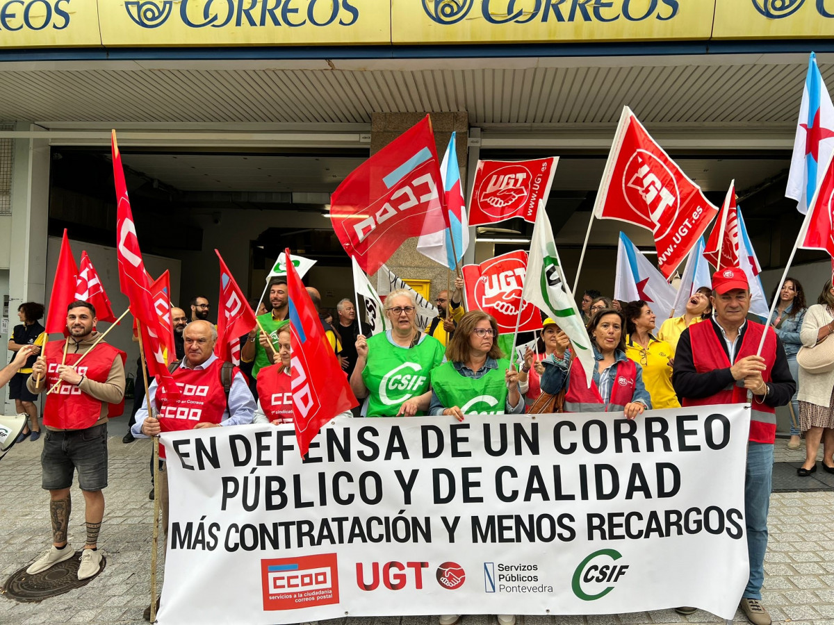 Personal de Correos se manifiesta en Vigo al ver "preocupante" el "déficit de personal" en las oficinas de la ciudad.