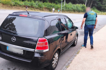 La Guardia Civil investiga a un conductor por darse a la fuga tras atropellar a un ciclista, que quedó herido en la carretera, en  Santa María de Oia (Pontevedra).