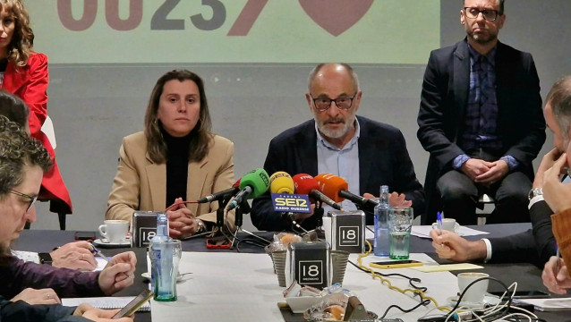 Archivo - La portavoz del PSOE Ourense, Natalia González, y el candidato a la Alcaldía, Francisco Rodríguez, en rueda de prensa