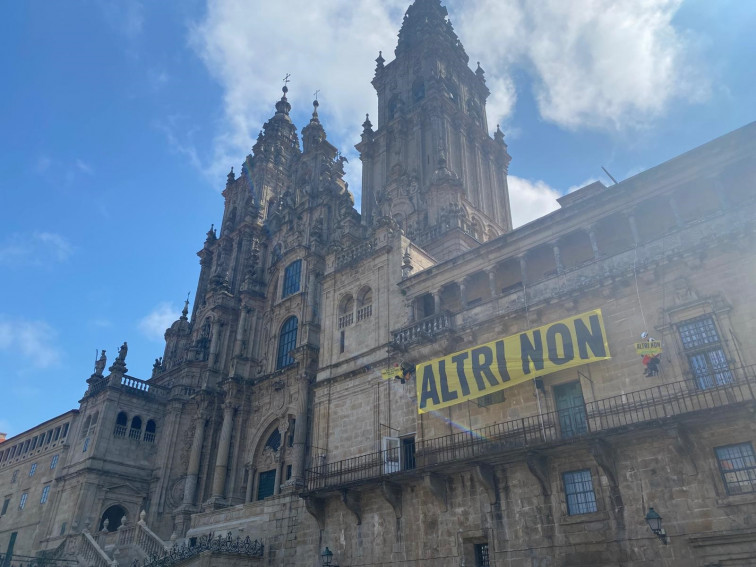 (VÍDEO) Greenpeace despliega una pancarta gigante que reza 'Altri non' en la Catedral de Santiago