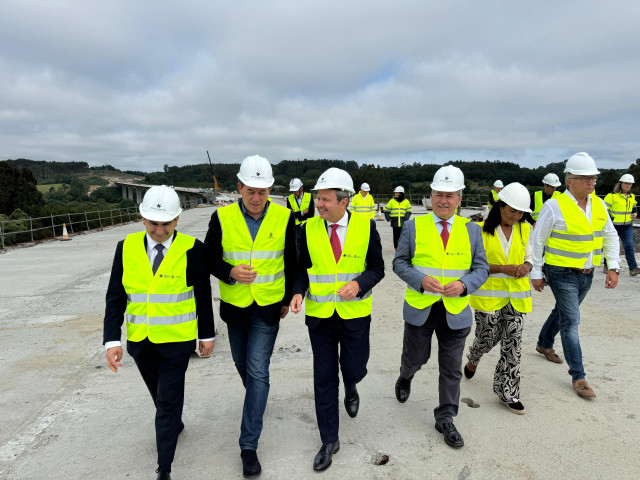 Visita al viaducto de Pambre, en Palas de Rei (Lugo), del secretario de Estado de Transportes, José Antonio Santano