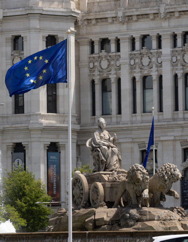 Archivo - Bandera de la Unión Europea, en la plaza de Cibeles, a 9 de mayo de 2024, en Madrid (España).
