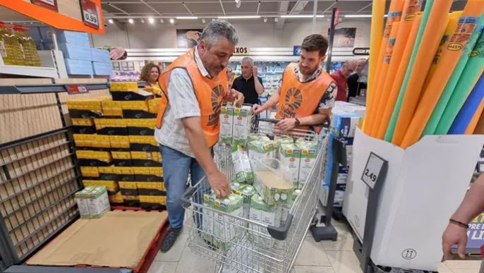 Lidl oferta en su web leche que los ganaderos le forzaron a sacar de supermercados por bajo precio