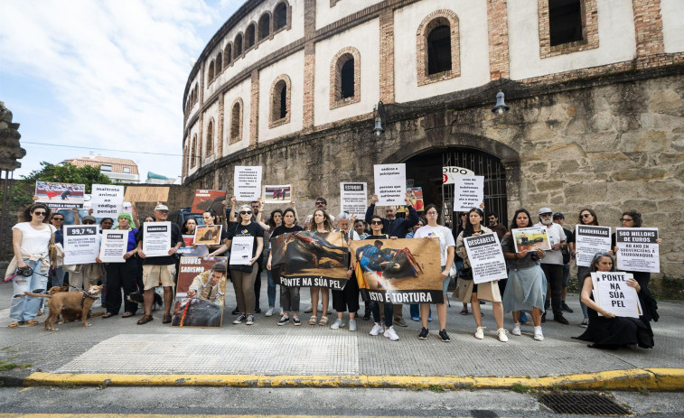 Protestas de animalistas en Pontevedra contra una becerrada 