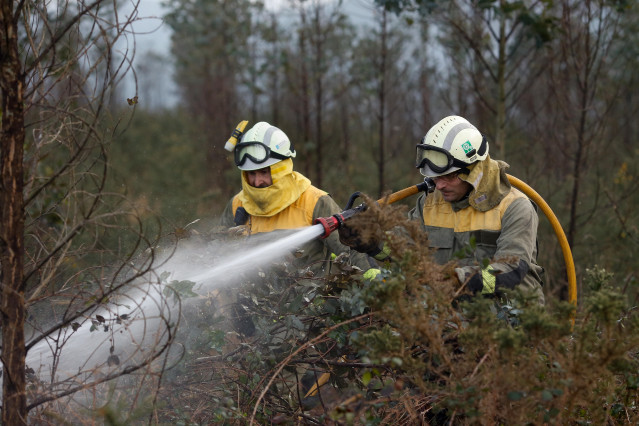 Archivo - Agentes de los equipos de bomberos trabajan en el lugar del incendio, a 8 de febrero de 2024, en Trabada, Lugo, Galicia (España). La Consellería de Medio Rural de Galicia ha informado de un incendio forestal activo en el municipio lucense de Tra