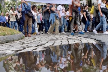 Decenas de personas durante una nueva protesta contra la empresa de celulosa Altri, en la puerta principal de la Xunta de Galicia, a 30 de junio de 2024, en Santiago de Compostela.