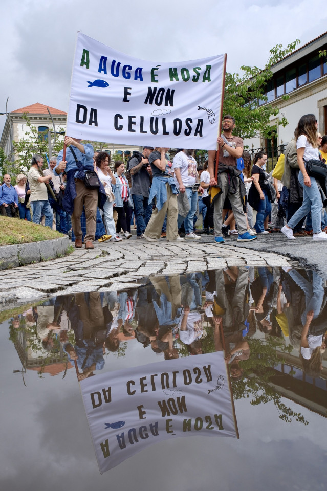 Decenas de personas durante una nueva protesta contra la empresa de celulosa Altri, en la puerta principal de la Xunta de Galicia, a 30 de junio de 2024, en Santiago de Compostela.