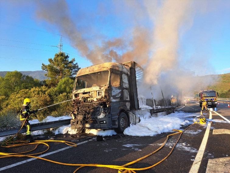 Arde un camión que transportaba neumáticos en la A-52, a su paso por Melón y direción Benavente