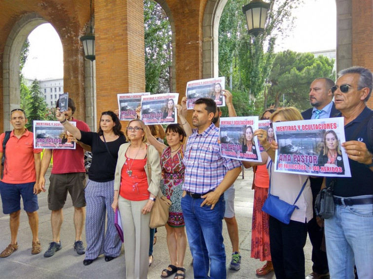 Ana Pastor planta a las víctimas de Angrois