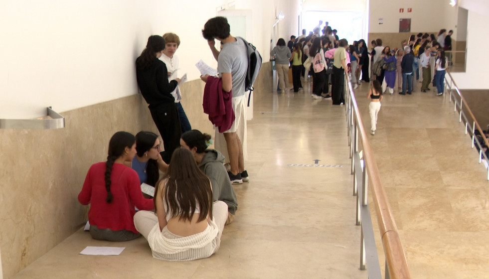 Estudiantes en la Facultad de Ciencias de la Comunicación de Santiago, en el primer día de la Avaliación para o Acceso á Universidade (ABAU).