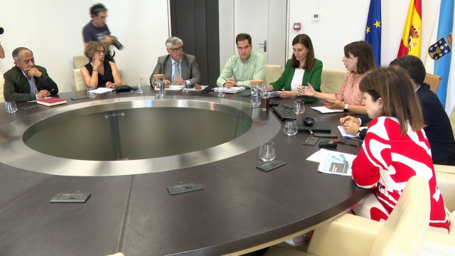Reunión de la conselleira de Economía, María Jesús Lorenzana, con la CEG, UGT y CC.OO.