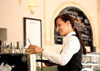 Archivo - Imagen de recurso de una camarera en una cafetería (trabajadora, sector servicios, empleo, trabajo)
