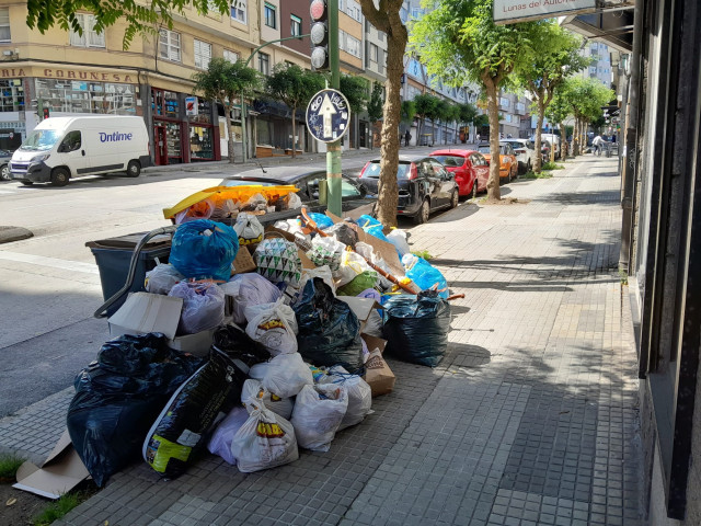 Basura acumulada en las calles de A Coruña, con contenedores repletos y residuos depositados en el suelo