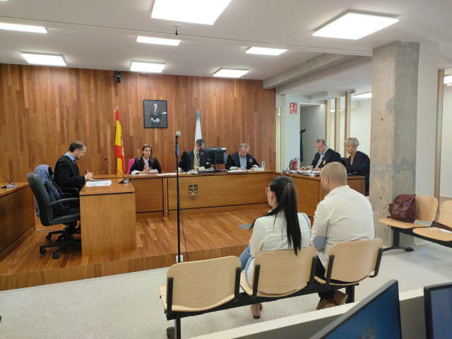 Juicio contra dos acusados de delito continuado de estafa por quedarse supuestamente con el dinero de reserva de alquileres de pisos en Vigo.