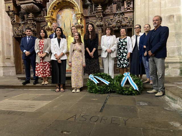 Ofrenda floral en el Panteón de Galegos Ilustres al escultor Francisco Asorey.