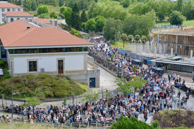 Cientos de personas durante una nueva protesta contra la empresa de celulosa Altri, en la puerta principal de la Xunta de Galicia, a 30 de junio de 2024, en Santiago de Compostela, A Coruña, Galicia (España). Hoy tiene lugar una nueva movilización al grit