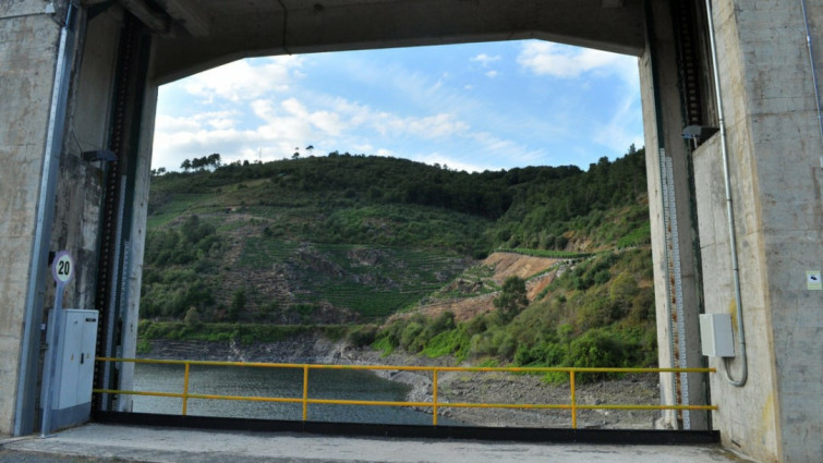 Buscan a un joven pescador desaparecido tras caer al embalse de Belesar, Lugo