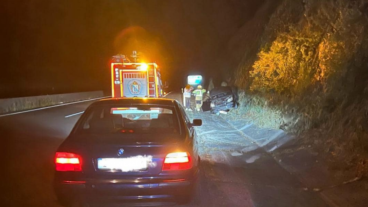 Se estrella en plena autovía y abandona su coche a la altura de Rianxo