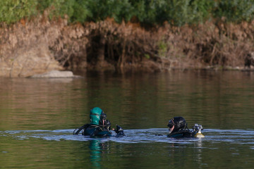 Dos buzos de la Guardia Civil durante la búsqueda de un joven pescador y un bañista desaparecidos en diferentes puntos del embalse de Belesar, a 2 de julio de 2024, en O Páramo, Lugo, Galicia (Espa