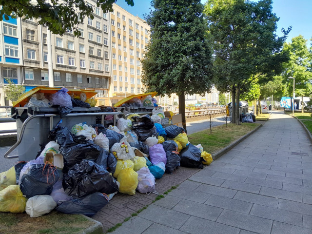 Basura acumulada en contenedores y a su alrededor en una calle de A Coruña