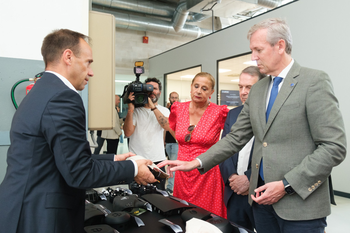 El presidente de la Xunta, Alfonso Rueda, en una visita a la empresa de automoción ZF de Vigo, con motivo del 50 aniversario de la compañía.