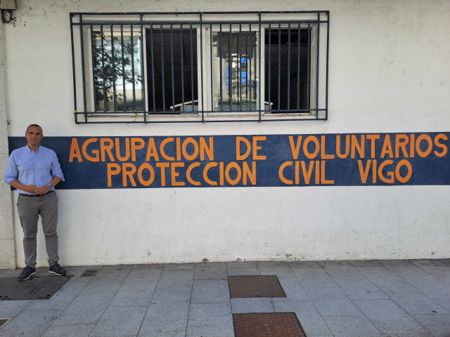 El concejal del PP, Fernando G. Abeijón, ante la sede de Protección Civil de Vigo.