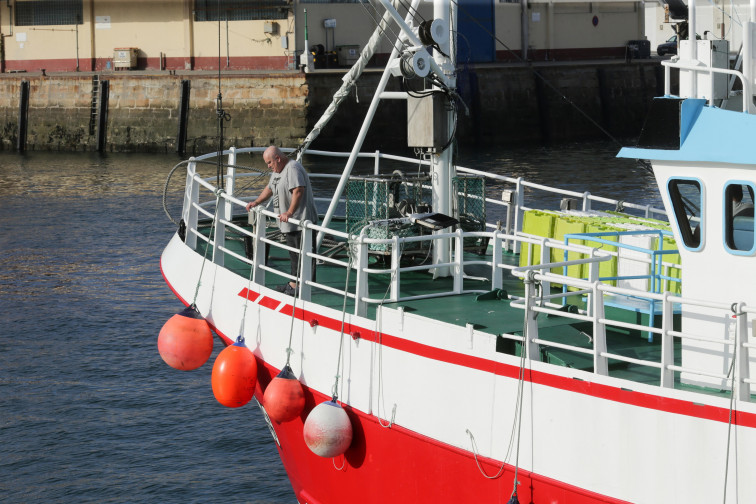 Arde un barco atracado en el puerto de Burela