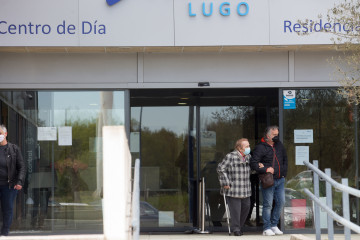 Archivo - Un hombre pasea junto a una mujer mayor en las inmediaciones de la residencia Albertia, a 17 de abril de 2021, en Lugo, Galicia (España). Una de las nuevas medidas incluidas en la desescala