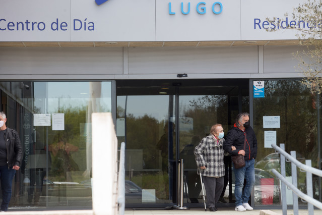 Archivo - Un hombre pasea junto a una mujer mayor en las inmediaciones de la residencia Albertia, a 17 de abril de 2021, en Lugo, Galicia (España). Una de las nuevas medidas incluidas en la desescalada de Galicia consiste en la ampliación de las posibilid