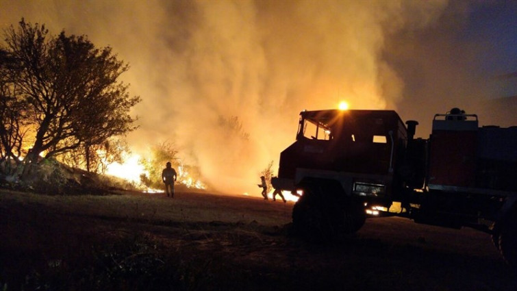 Un incendio forestal avanza por el Parque Natural da Baixa Limia-Serra do Xurés