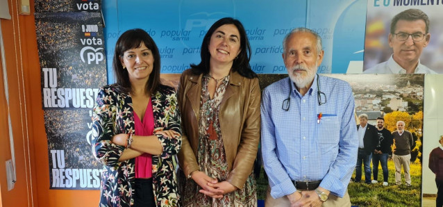 Dirigentes del PP de Sarria junto a la presidenta del PP provincial, Elena Candia