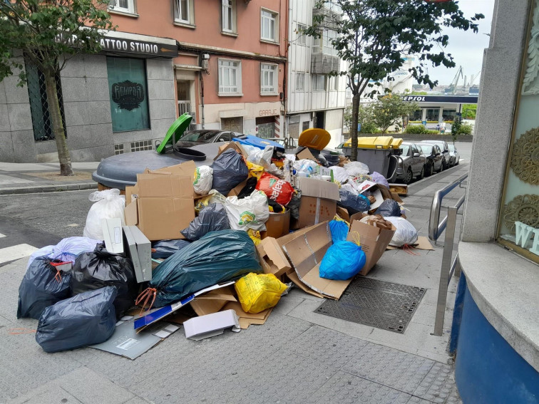 Otra noche de contenedores incendiados en Coruña con varias intervenciones de los bomberos