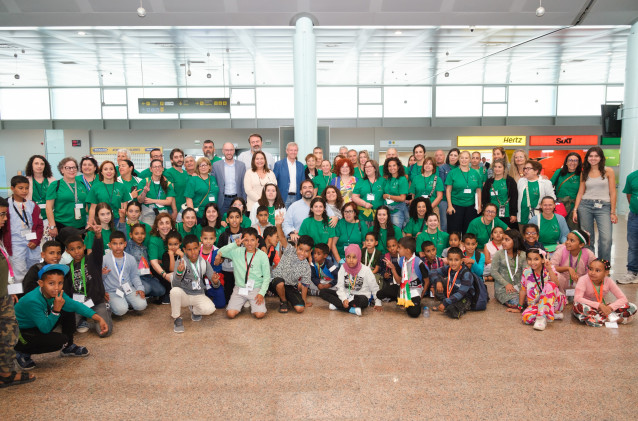 El presidente de la Xunta, Alfonso Rueda, recibe a los niños saharauis acogidos en Galicia durante este verano.