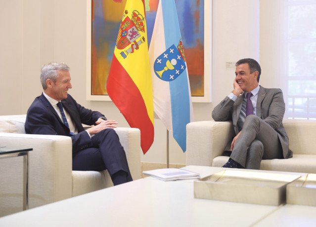 Archivo - El presidente del Gobierno de Galicia, Alfonso Rueda (i) y el presidente del Gobierno, Pedro Sánchez (d), durante su reunión en el Palacio de La Moncloa, a 28 de julio de 2022, en Madrid (España). La reunión con Rueda llega dos meses después de