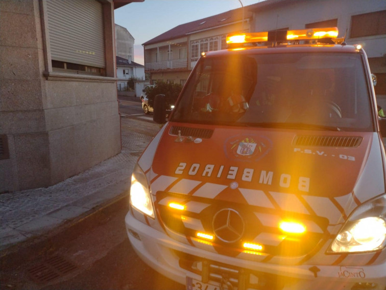 Un herido durante el incendio de una cocina en un ático de Boiro